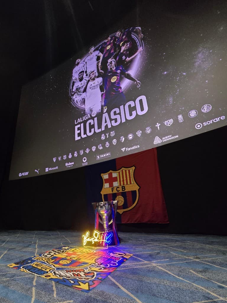 El Clásico 大銀幕與巴塞隆拿會旗及獎盃