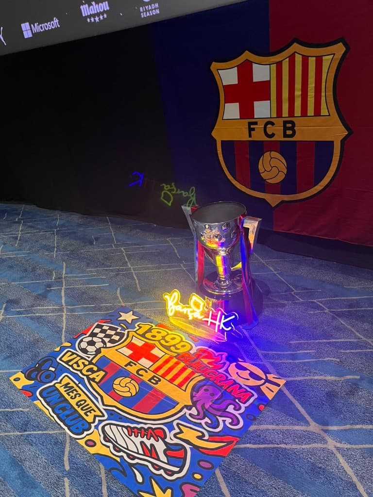 Barça HK 霓虹燈牌、會旗及獎盃展示
